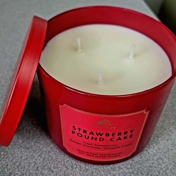 🐰LIMITED TIME ONLY!!!🐣🆕️White Barn Strawberry Pound Cake Candle 🔷️ - Picture 2 of 3